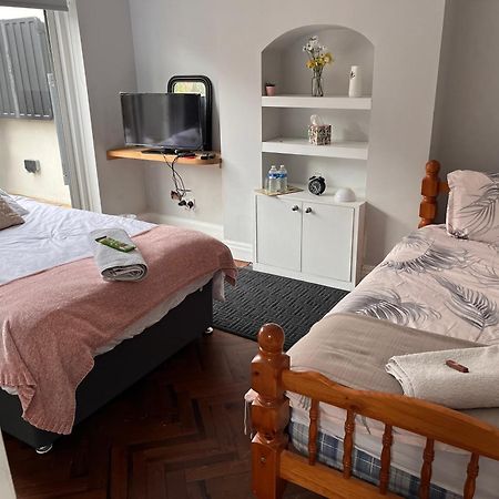 Home From Home Cosy B&B ลอนดอน ภายนอก รูปภาพ