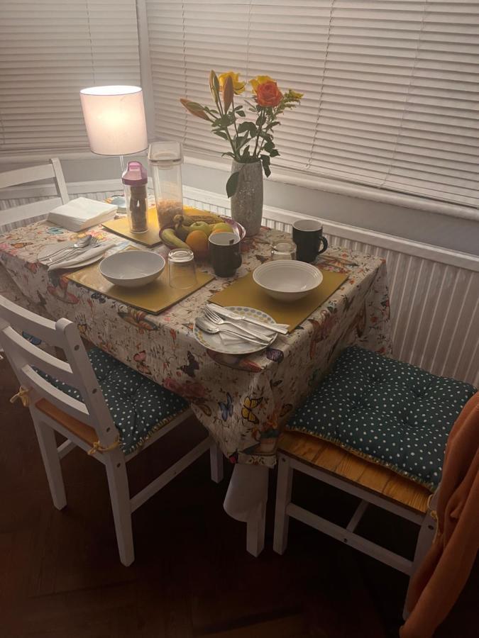 Home From Home Cosy B&B ลอนดอน ภายนอก รูปภาพ